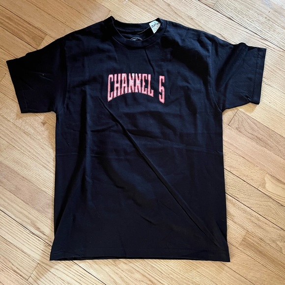 CHANNEL 5 Black and Red Short Sleeve Tee - Picture 1 of 3